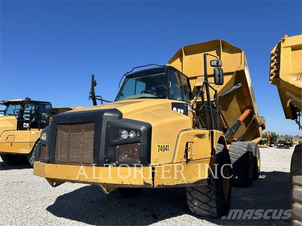 CAT 740B アーティキュレート式ダンプトラック