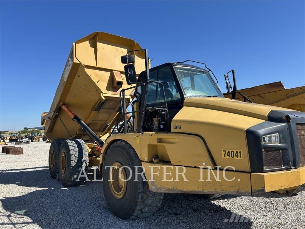 CAT 740B アーティキュレート式ダンプトラック