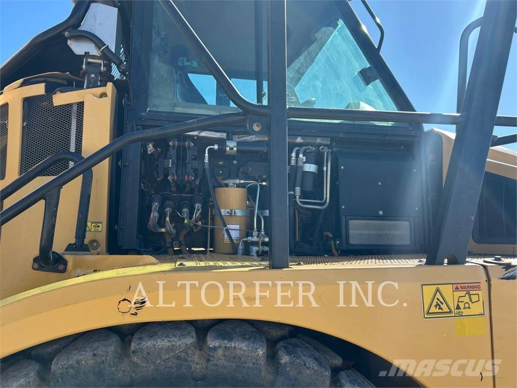 CAT 740B アーティキュレート式ダンプトラック