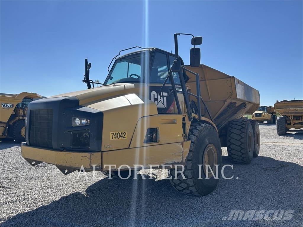 CAT 740B アーティキュレート式ダンプトラック