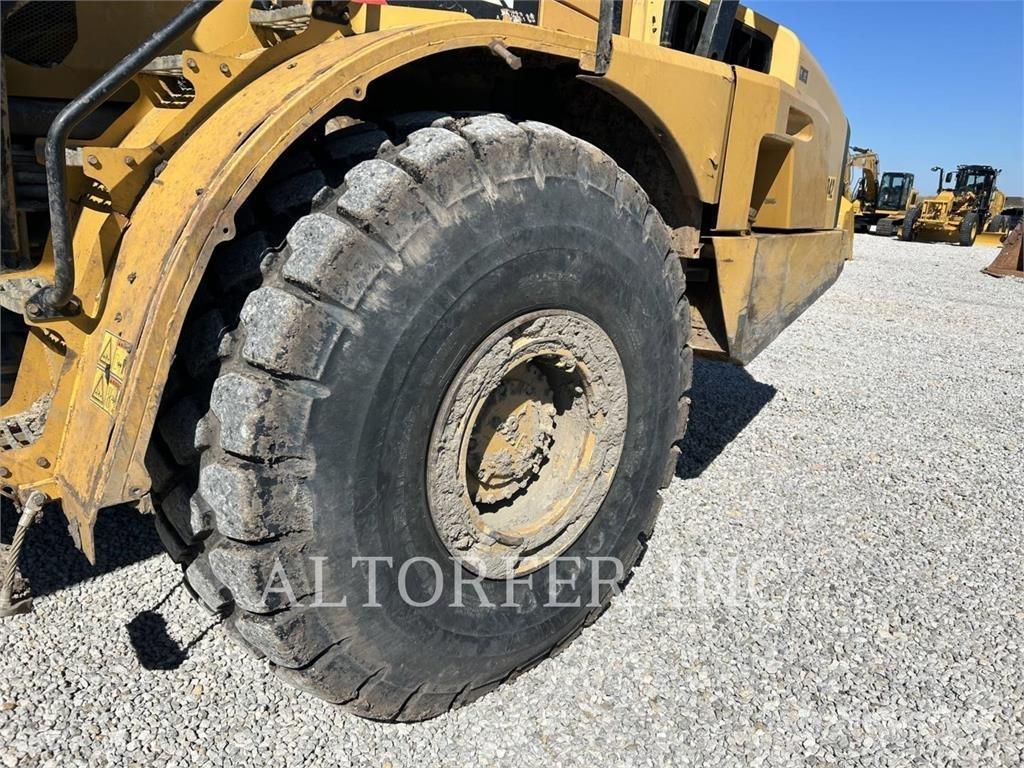 CAT 740B アーティキュレート式ダンプトラック