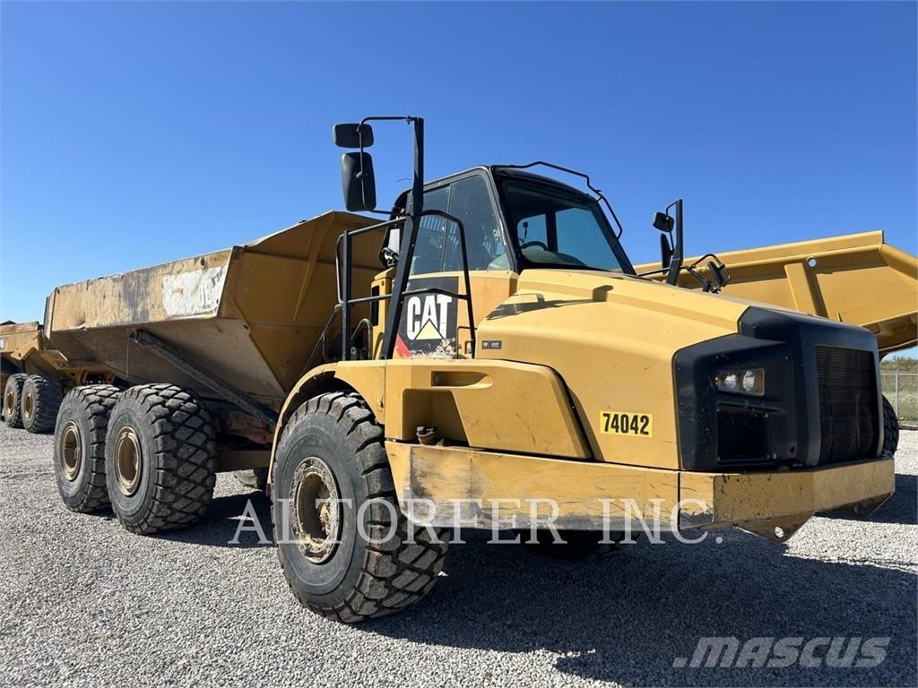 CAT 740B アーティキュレート式ダンプトラック