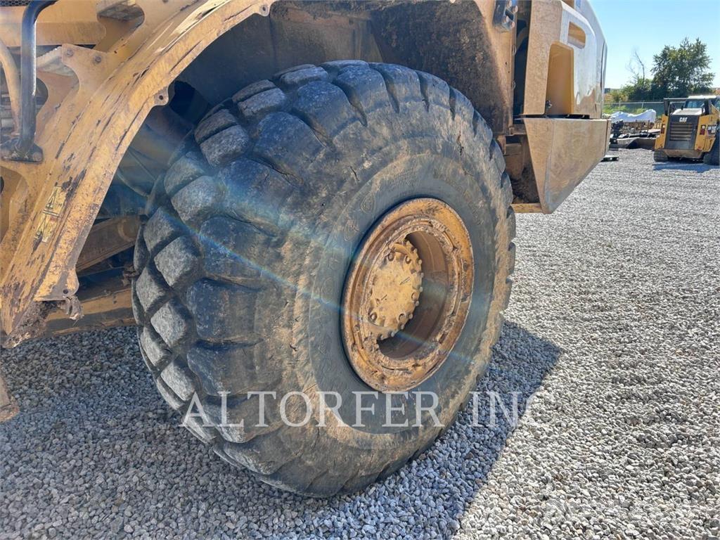 CAT 740B アーティキュレート式ダンプトラック