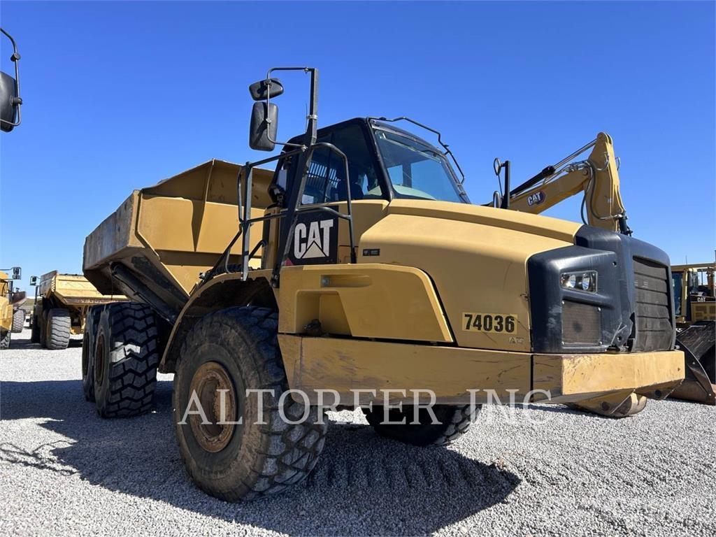 CAT 740B アーティキュレート式ダンプトラック