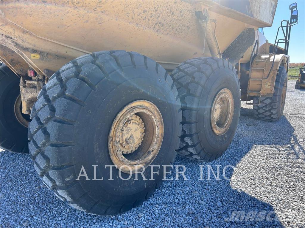 CAT 740B アーティキュレート式ダンプトラック