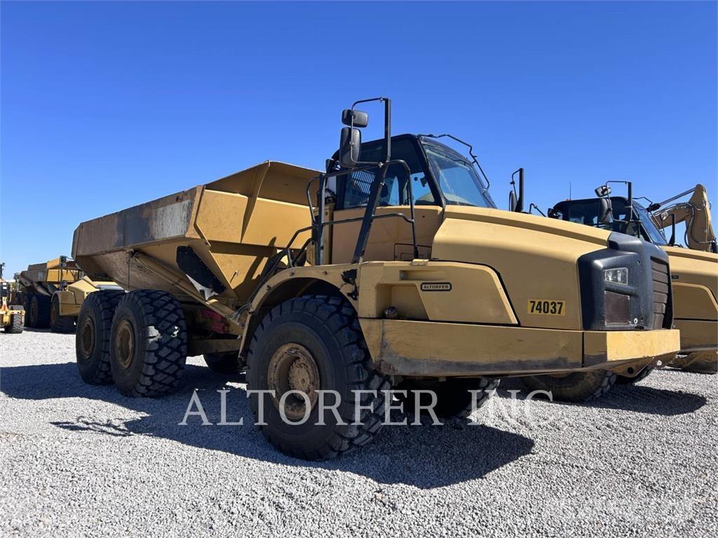 CAT 740B アーティキュレート式ダンプトラック