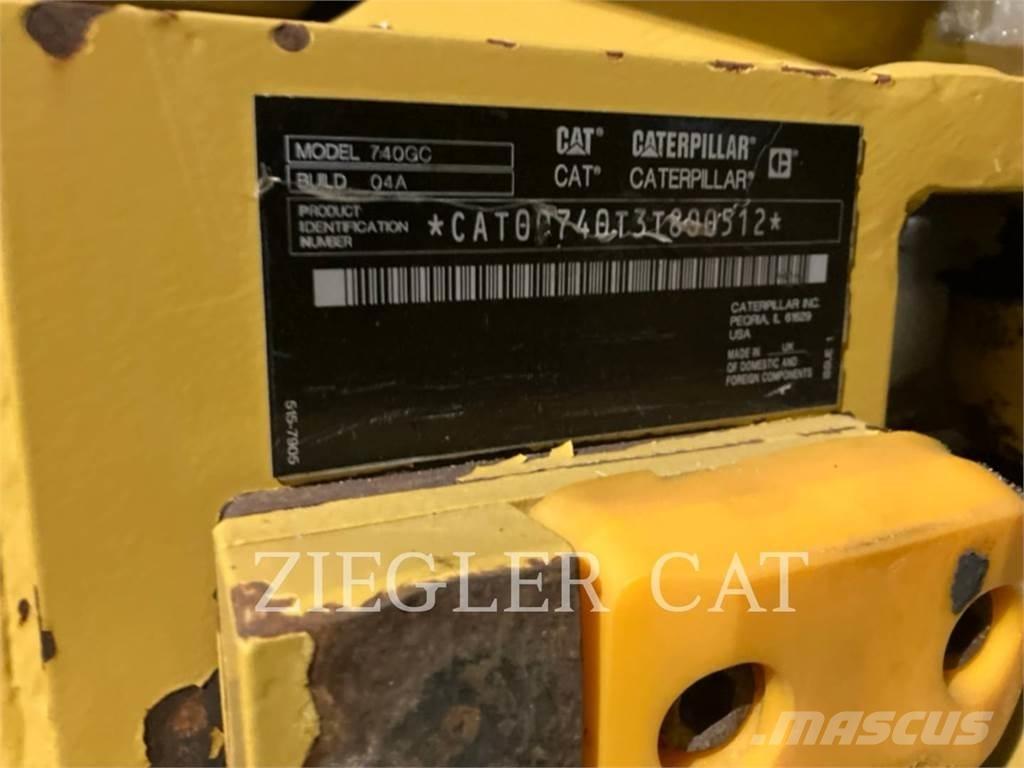 CAT 740GC アーティキュレート式ダンプトラック