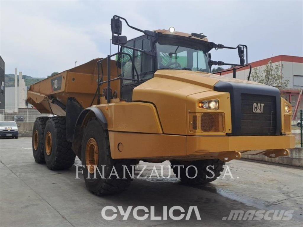 CAT 740GC アーティキュレート式ダンプトラック