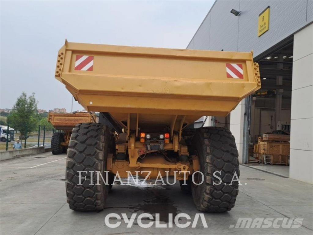 CAT 740GC アーティキュレート式ダンプトラック
