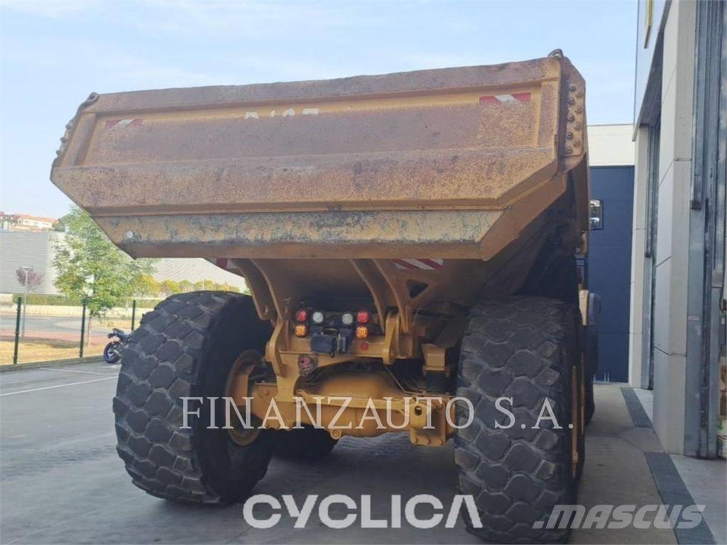 CAT 740GC アーティキュレート式ダンプトラック