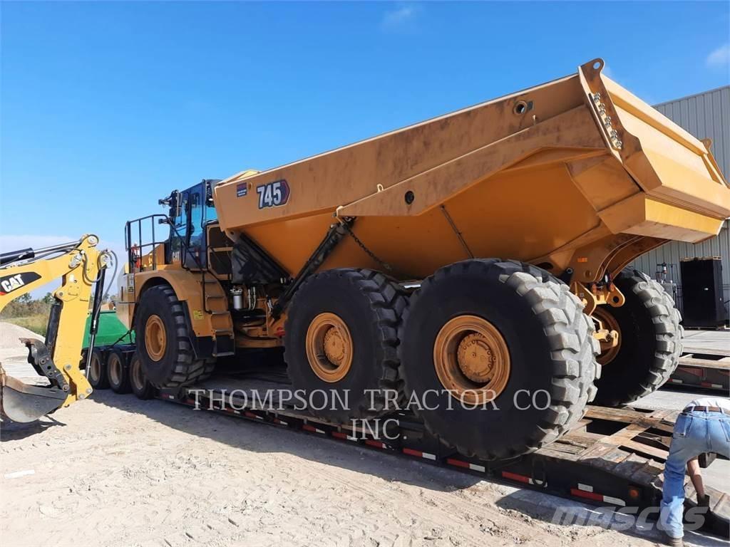 CAT 745 アーティキュレート式ダンプトラック
