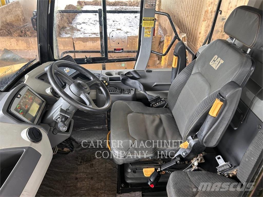 CAT 745 アーティキュレート式ダンプトラック