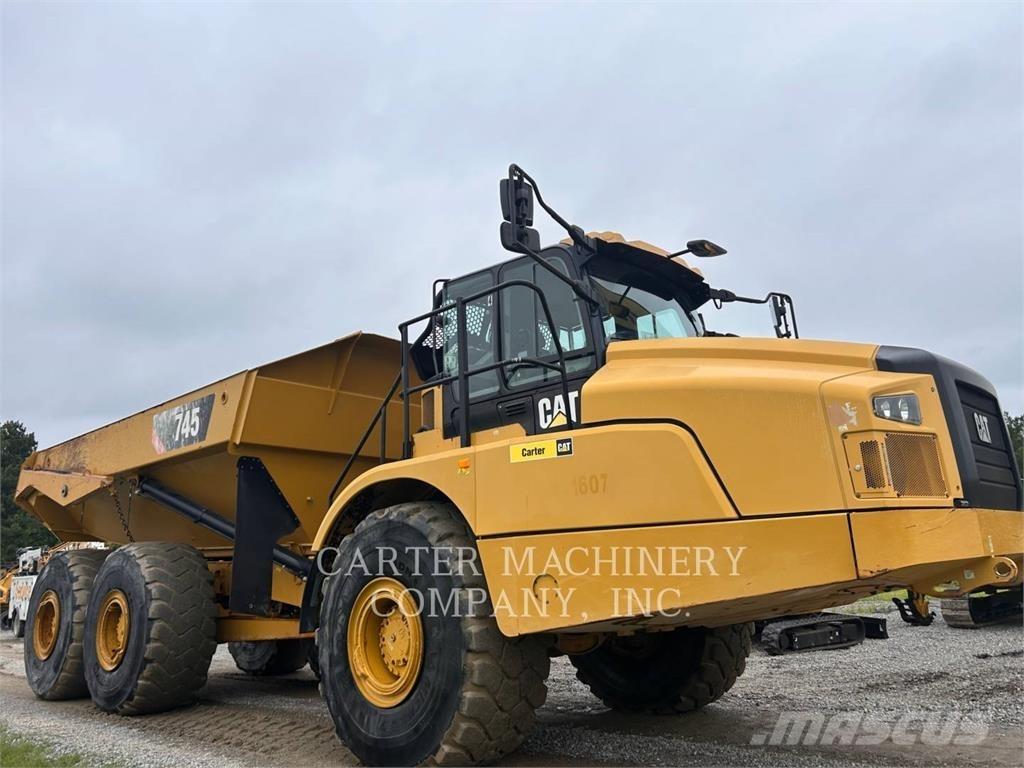 CAT 745 アーティキュレート式ダンプトラック