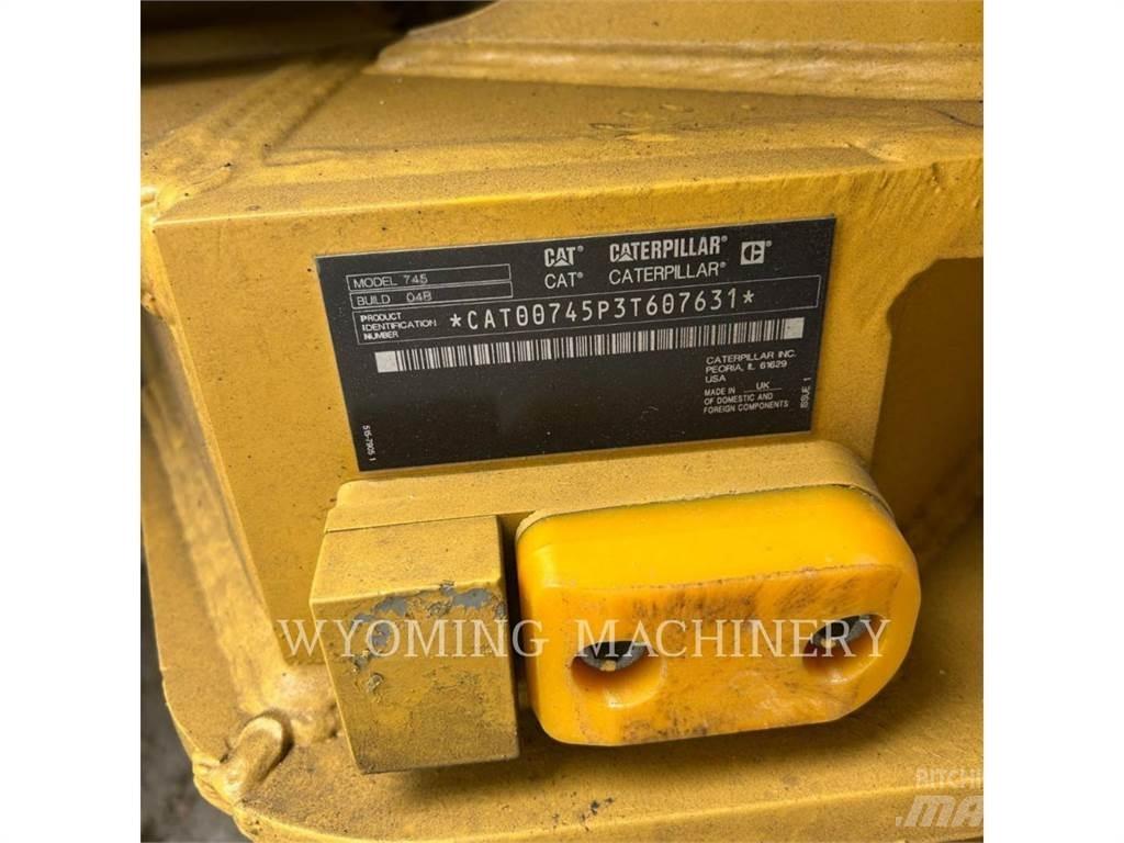 CAT 745 アーティキュレート式ダンプトラック