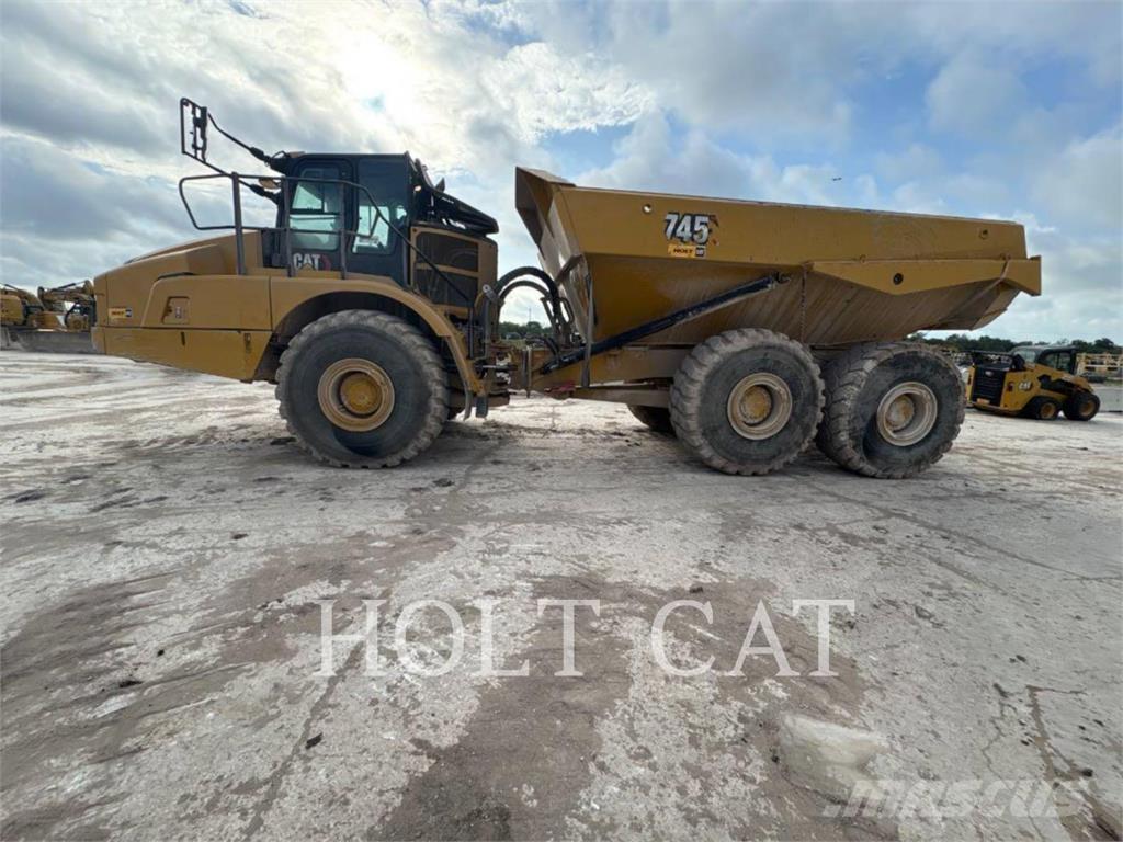 CAT 745 アーティキュレート式ダンプトラック