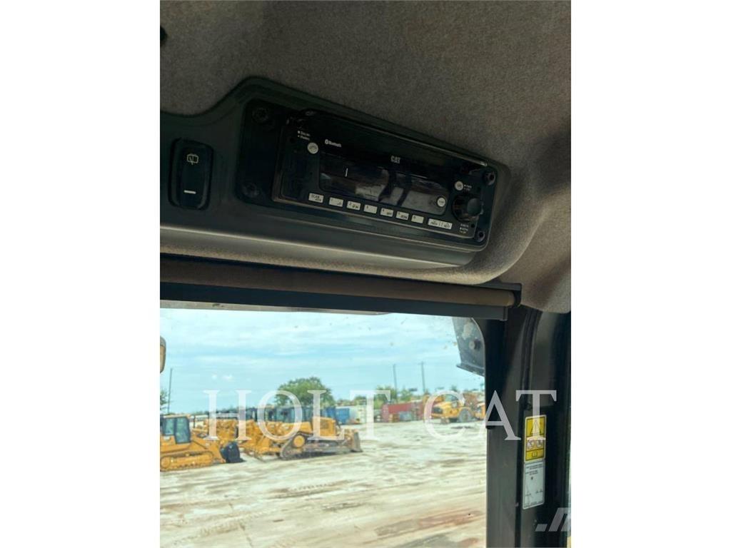 CAT 745 アーティキュレート式ダンプトラック