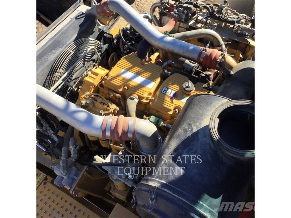 CAT 745 アーティキュレート式ダンプトラック