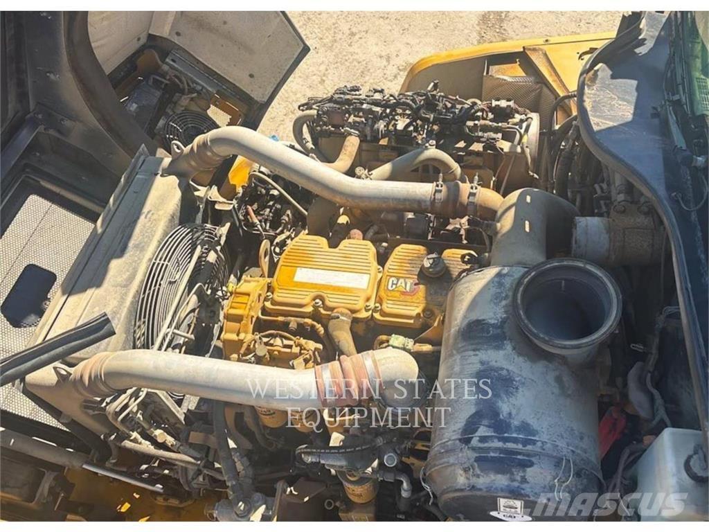 CAT 745 アーティキュレート式ダンプトラック