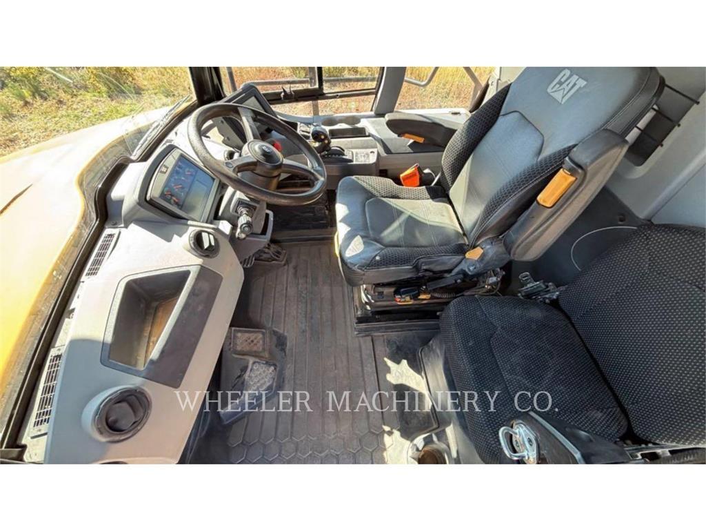 CAT 745 アーティキュレート式ダンプトラック