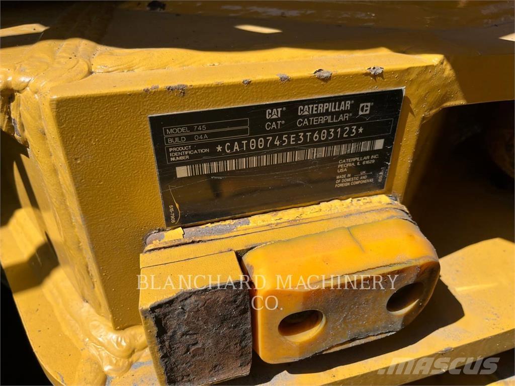 CAT 745 アーティキュレート式ダンプトラック