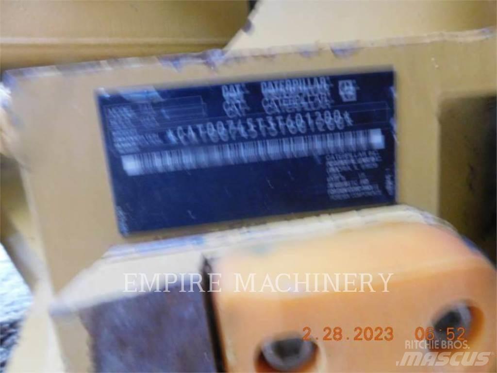 CAT 745-04 アーティキュレート式ダンプトラック