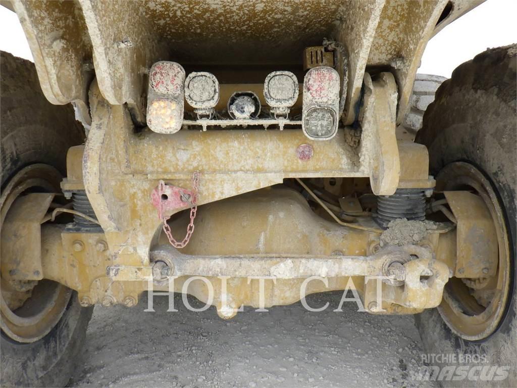 CAT 74504 アーティキュレート式ダンプトラック