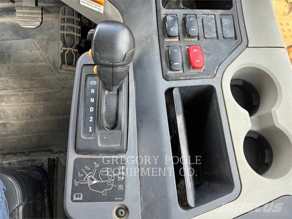 CAT 74504 アーティキュレート式ダンプトラック