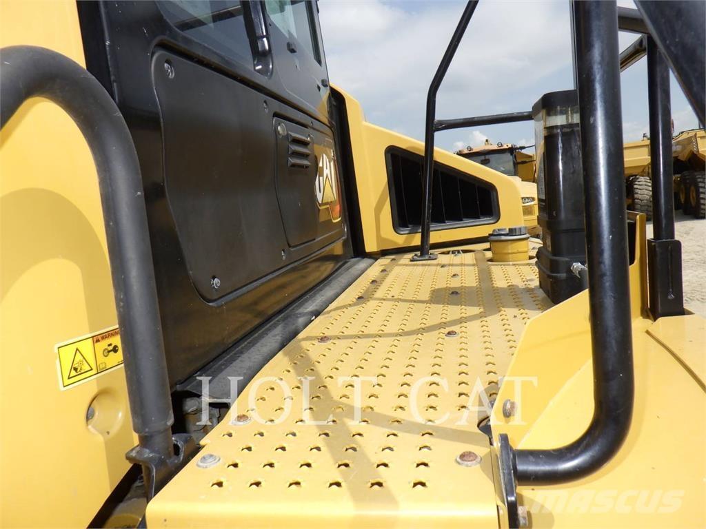 CAT 74504 アーティキュレート式ダンプトラック