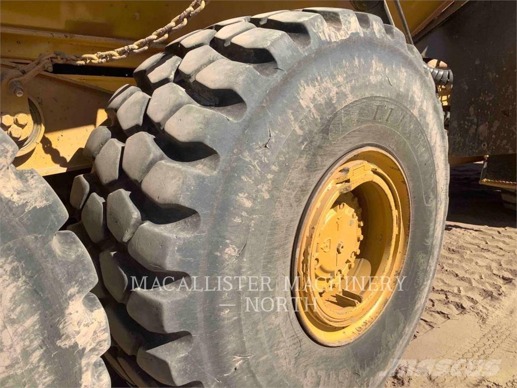 CAT 745C アーティキュレート式ダンプトラック