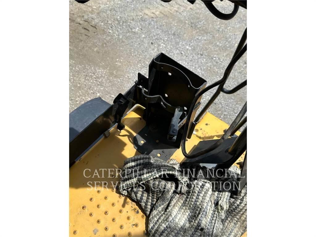 CAT 772G アーティキュレート式ダンプトラック