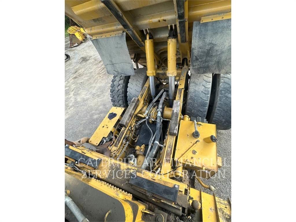 CAT 772G アーティキュレート式ダンプトラック
