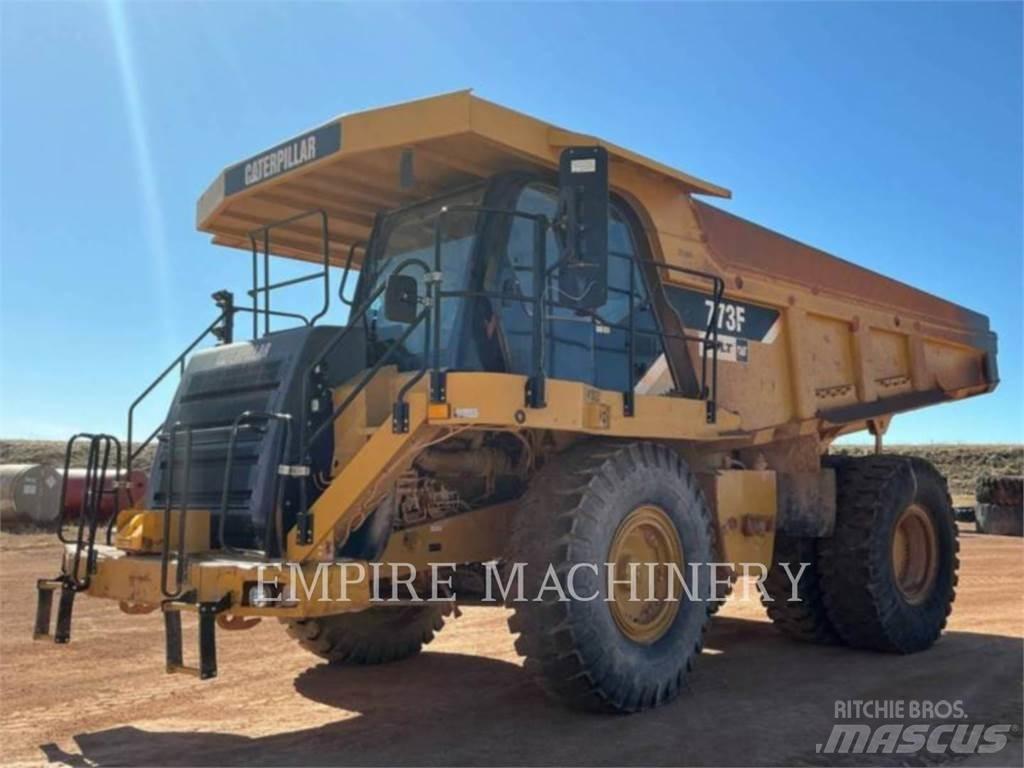 CAT 773F アーティキュレート式ダンプトラック