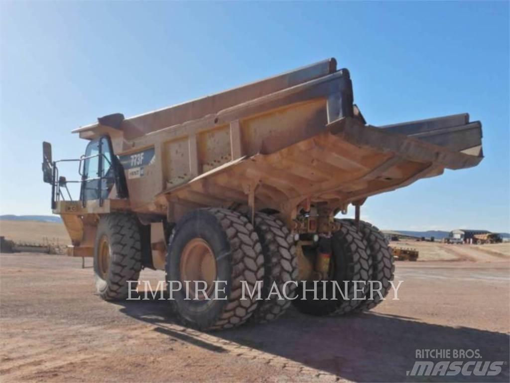 CAT 773F アーティキュレート式ダンプトラック