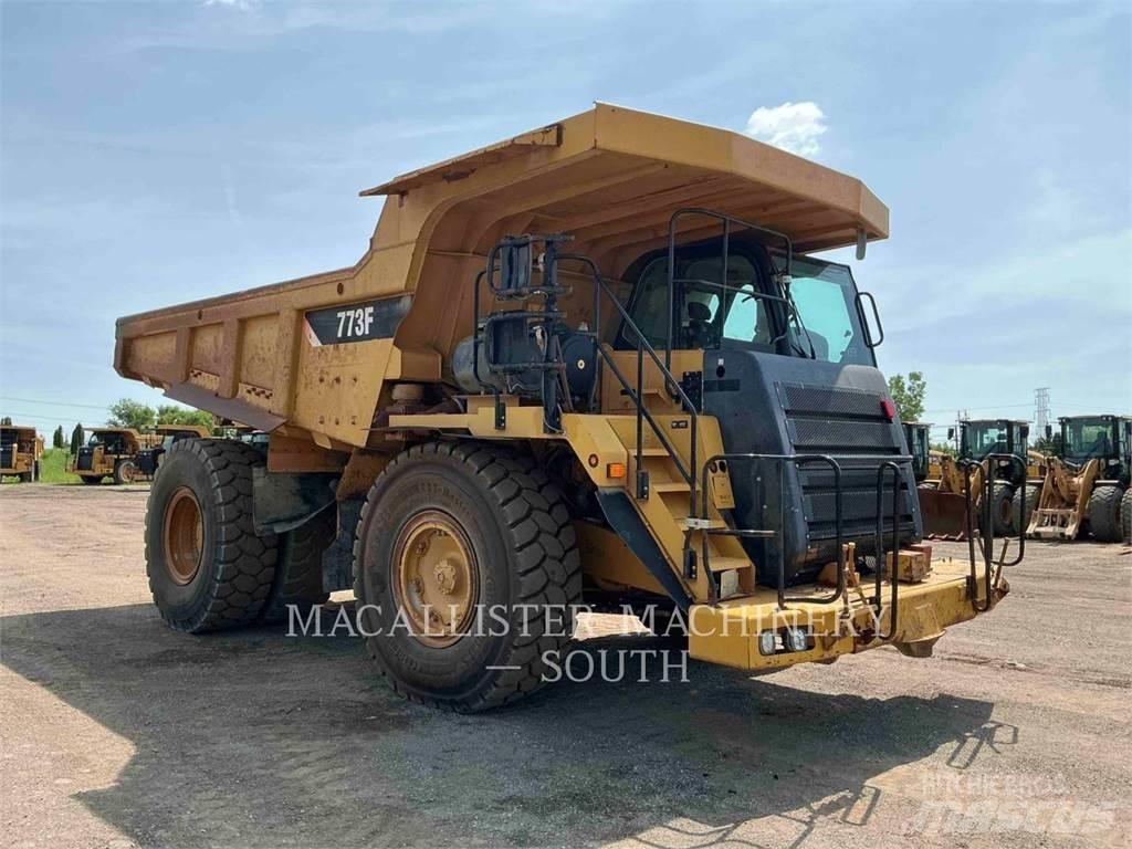 CAT 773F アーティキュレート式ダンプトラック