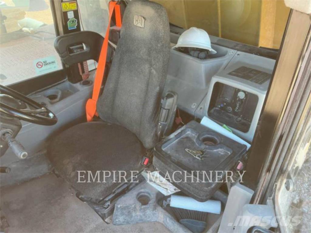 CAT 773F アーティキュレート式ダンプトラック