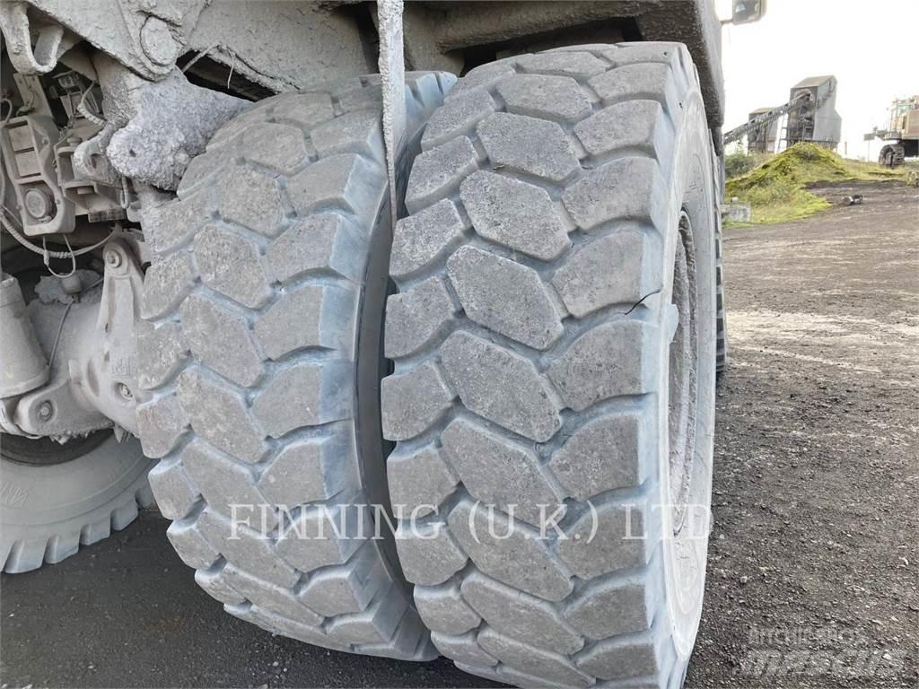 CAT 775D アーティキュレート式ダンプトラック