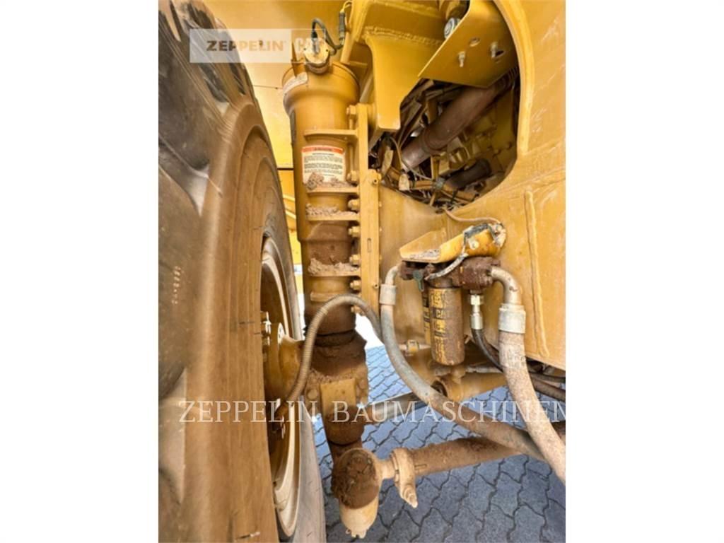 CAT 775E アーティキュレート式ダンプトラック