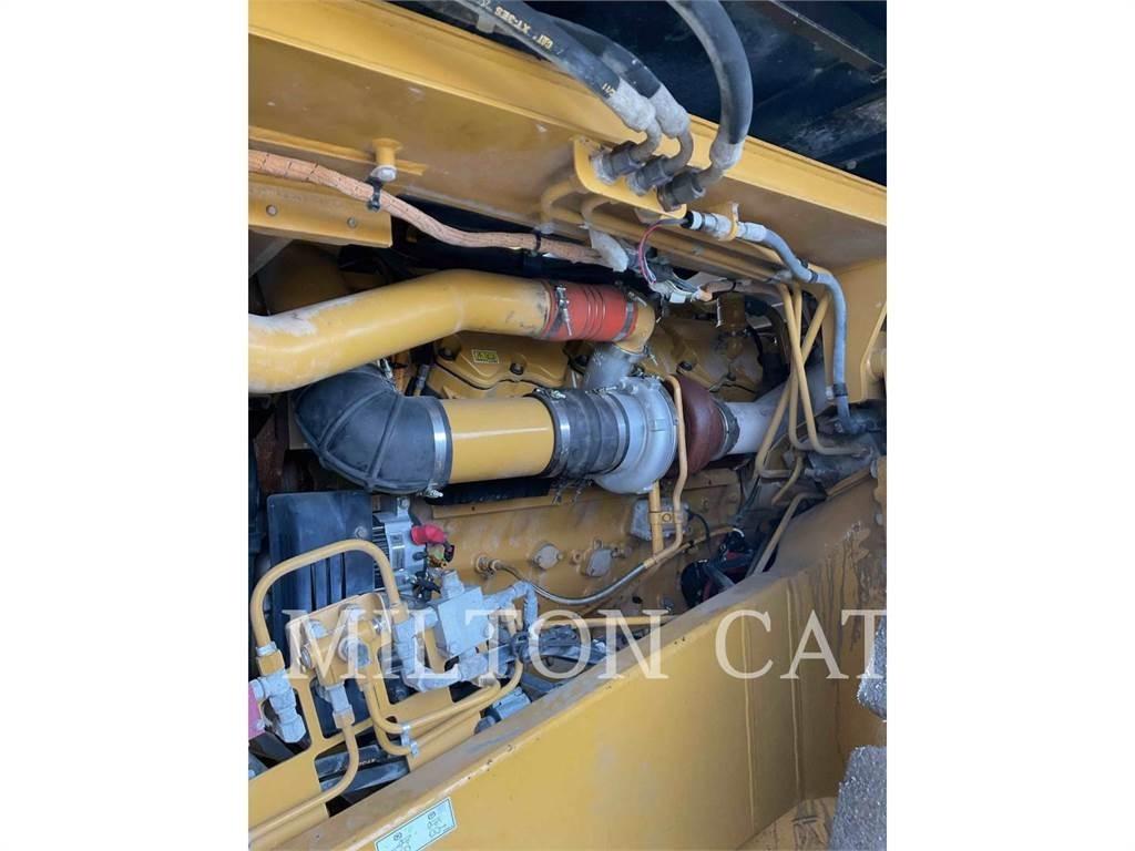 CAT 775F アーティキュレート式ダンプトラック