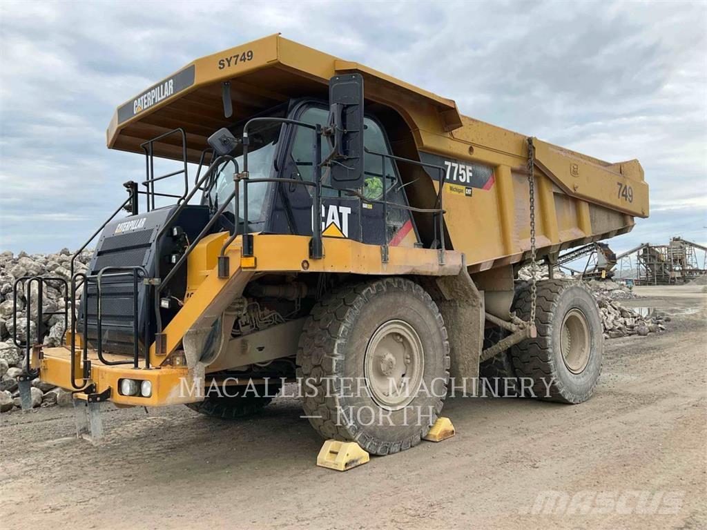 CAT 775F アーティキュレート式ダンプトラック