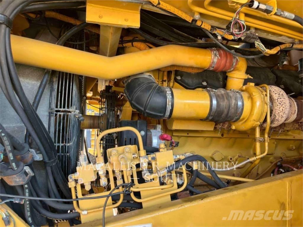CAT 775F アーティキュレート式ダンプトラック