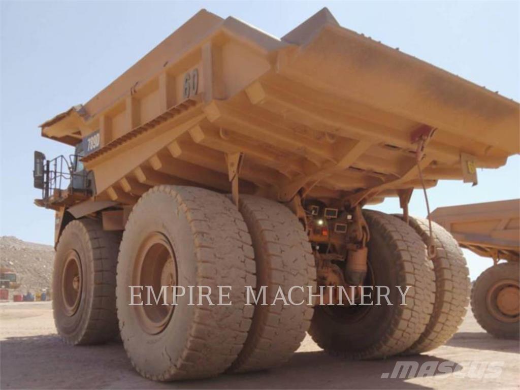 CAT 789D アーティキュレート式ダンプトラック