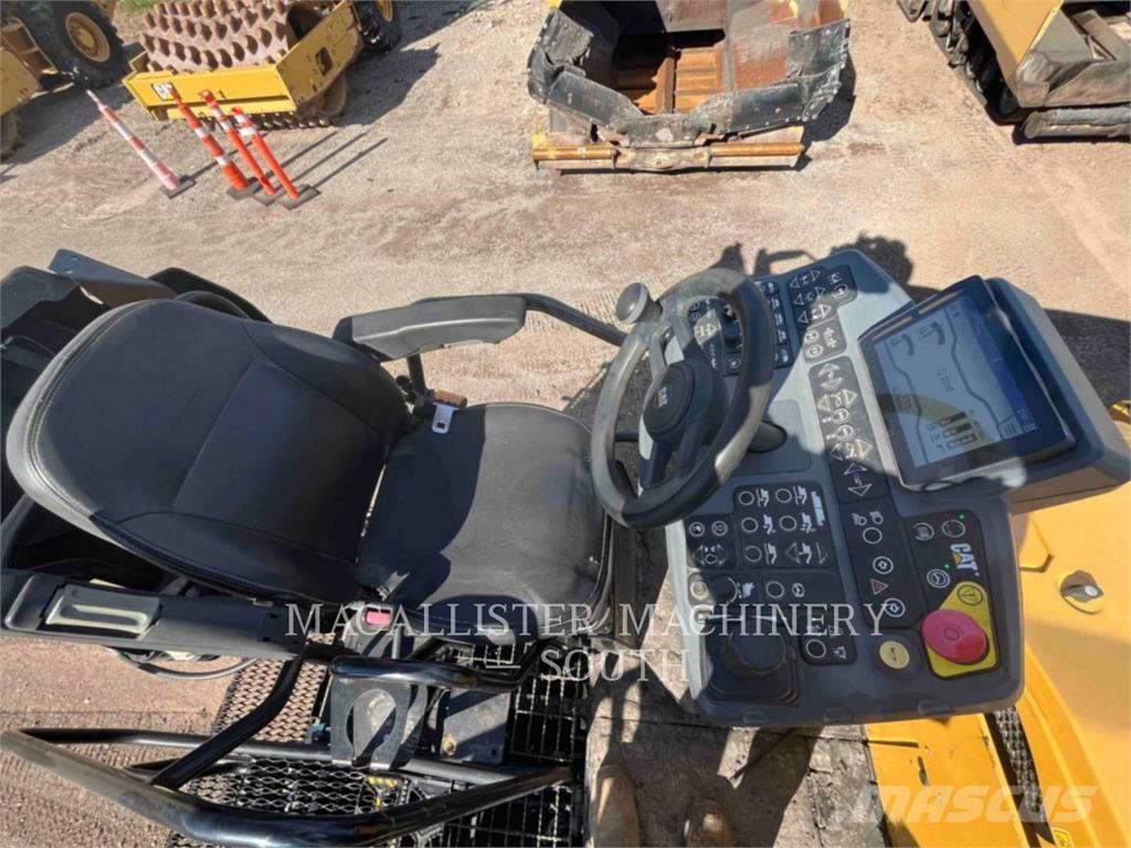 CAT AP555 アスファルトフィニッシャ