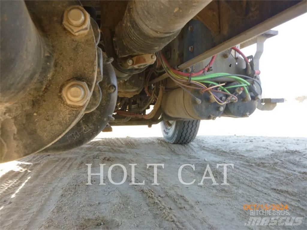 CAT CT660S SBA 6X4 タンカートラック