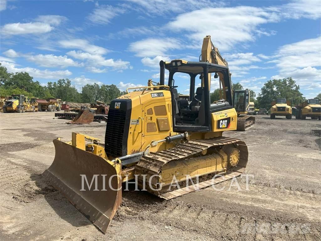 CAT D3K2L 4F ブルドーザー