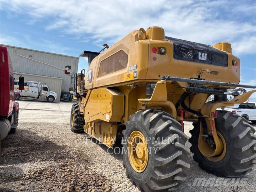 CAT RM600-01 アスファルトフィニッシャ
