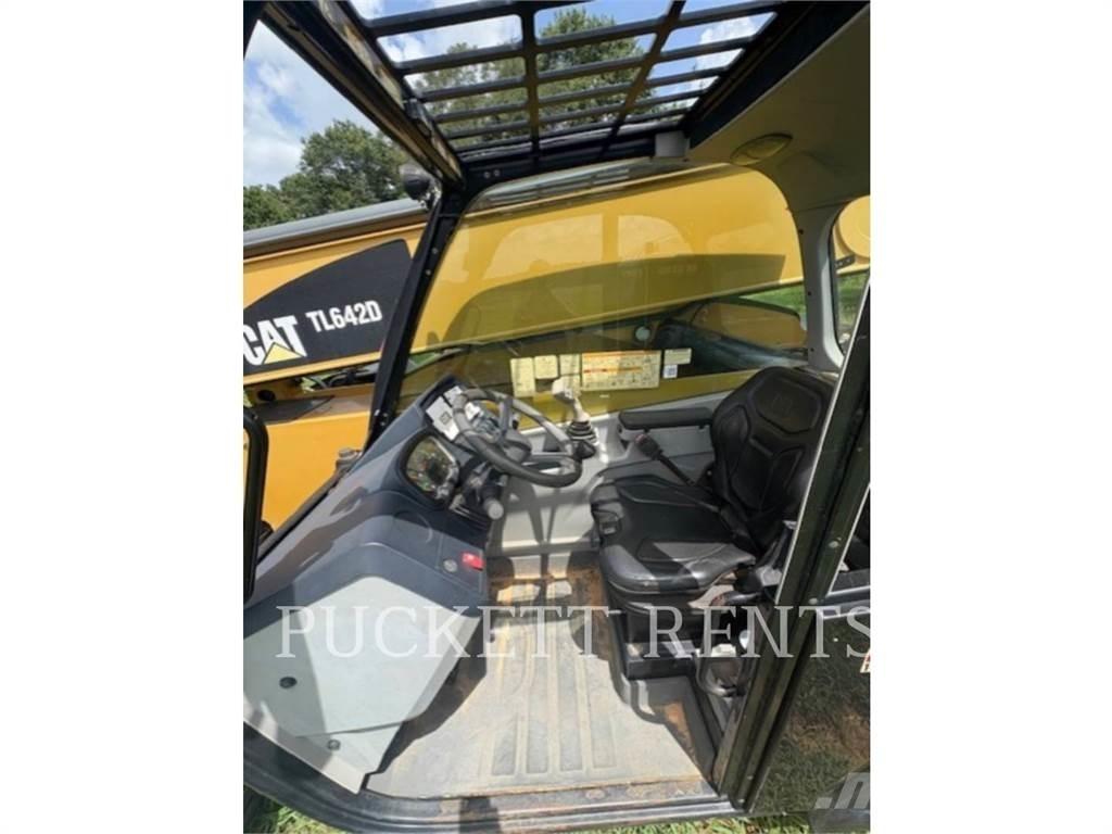 CAT TL642D テレスコーピックハンドラー