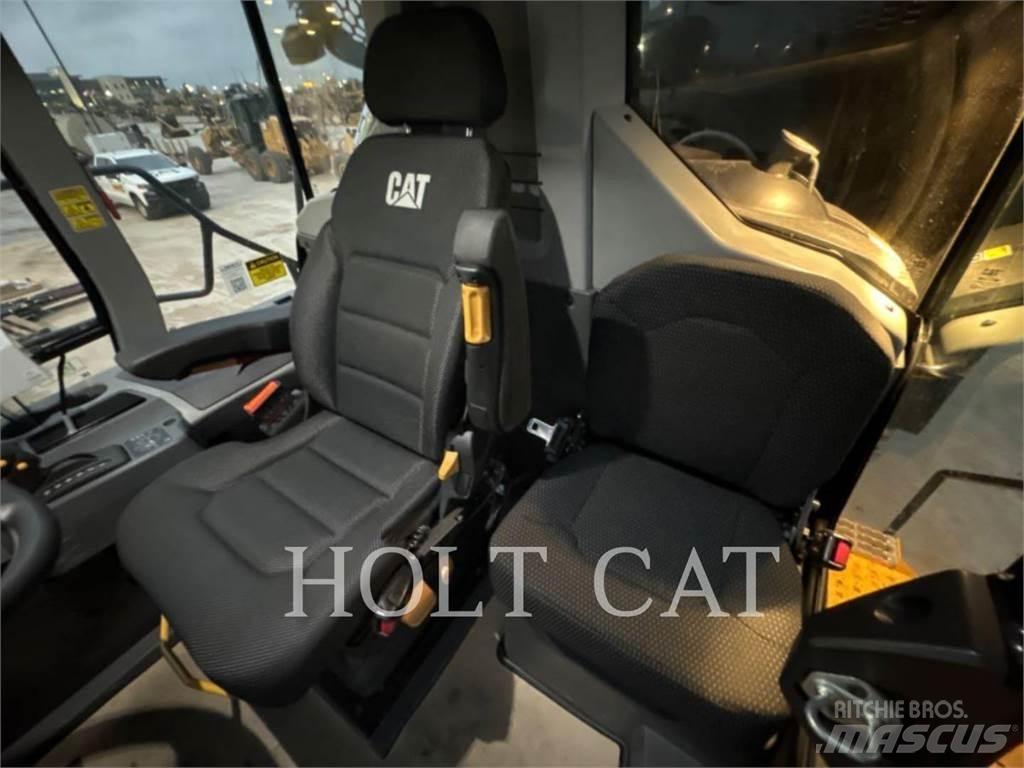 CAT W00 740GC タンカートラック