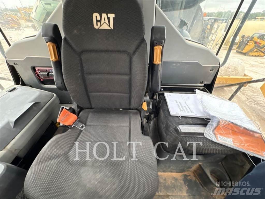CAT W00 740GC タンカートラック