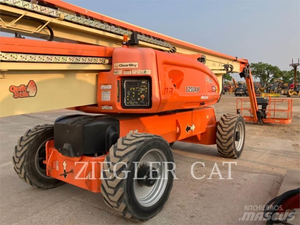 JLG 1250AJP ブームリフト　屈伸型