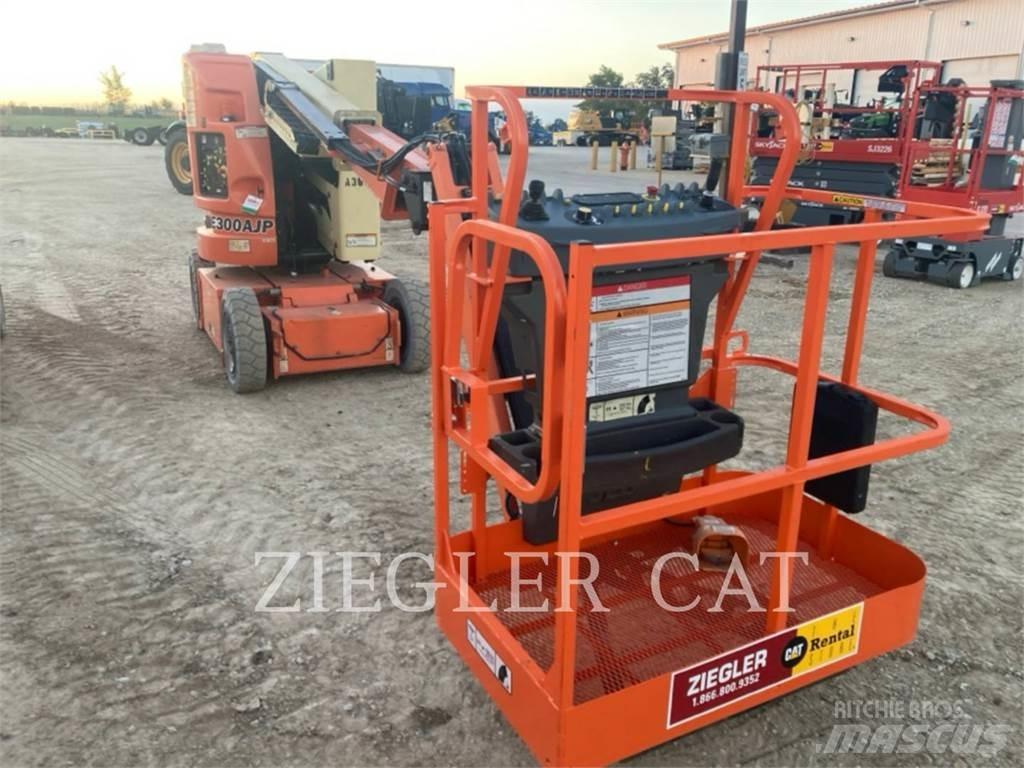 JLG E300AJP ブームリフト　屈伸型